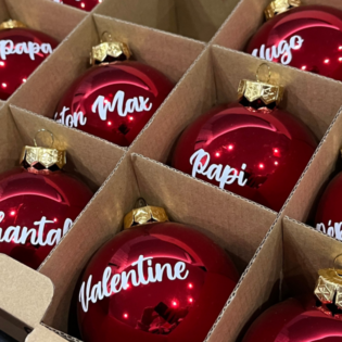 Boule de Noël en verre rouge brillant personnalisée – Image 3