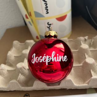 Boule de Noël en verre rouge brillant personnalisée – Image 2